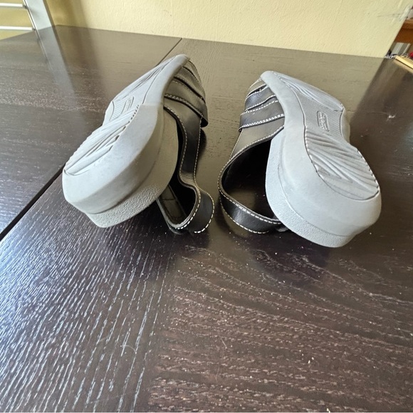 Cloudwalkers Aimee Black Strappy adjustable closed toe flat sandals - Picture 11 of 11